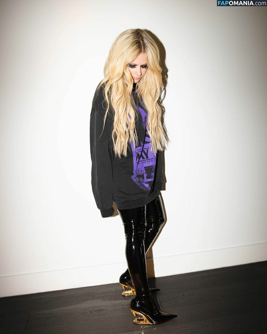Avril Lavigne Γυμνός Διαρρεύσαστη φωτογραφία #43