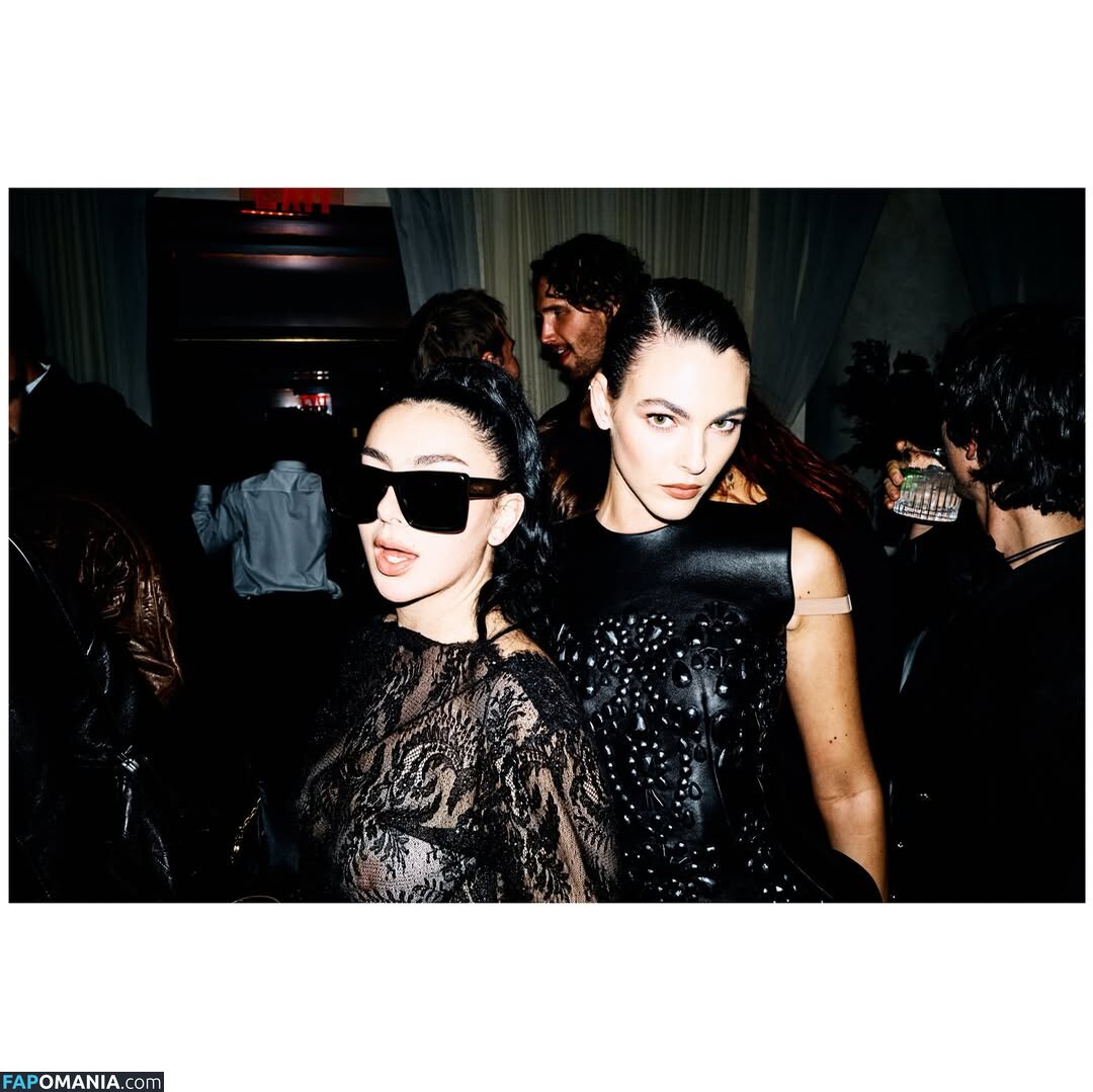 Charli XCX / charli_xcx / charlignarly / charlixcx / https: Γυμνός OnlyFans  Διαρρεύσαστη φωτογραφία #1286