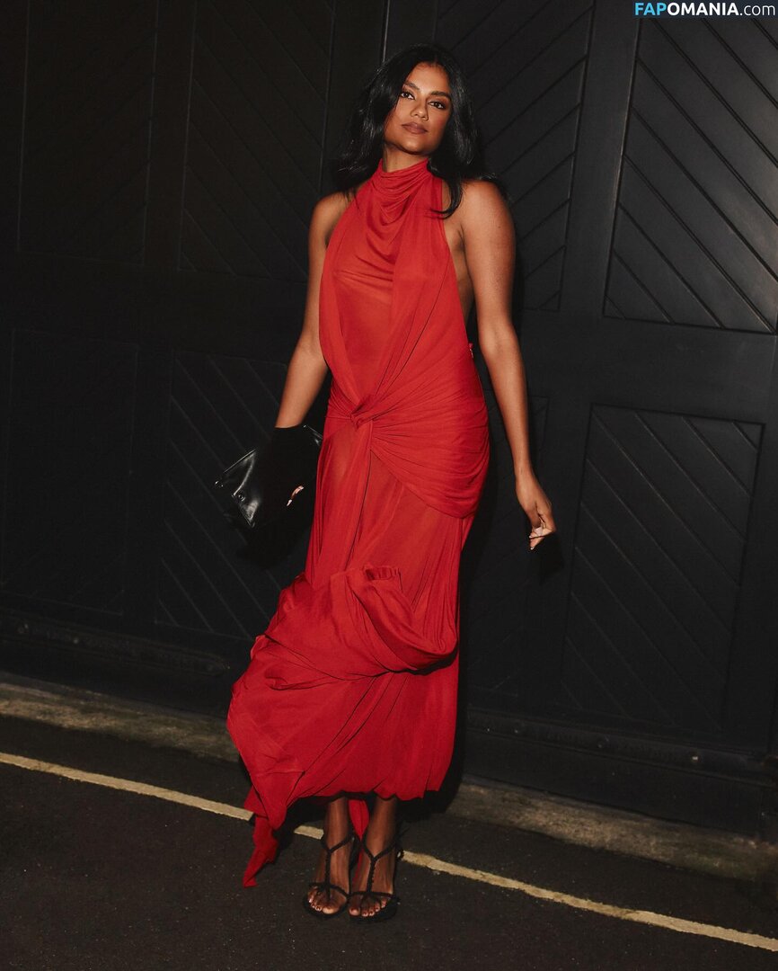 Simone Ashley / simoneashley Γυμνός OnlyFans  Διαρρεύσαστη φωτογραφία #1