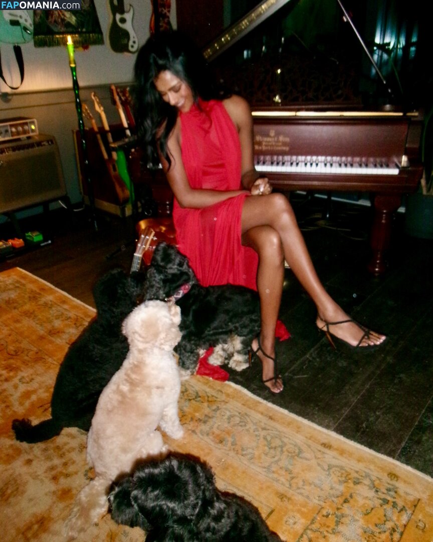 Simone Ashley / simoneashley Γυμνός OnlyFans  Διαρρεύσαστη φωτογραφία #8